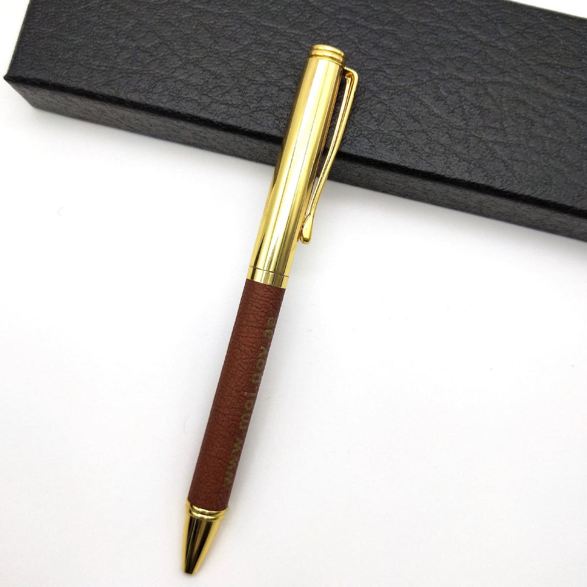pero s koženým povrchem luxusní dárkové