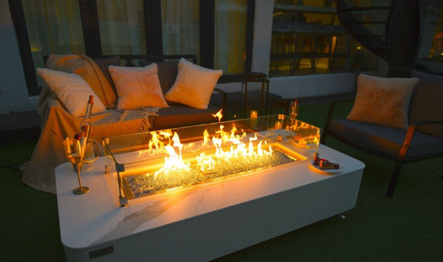 Plynové ohniště na stolku luxusně z mramoru bílé