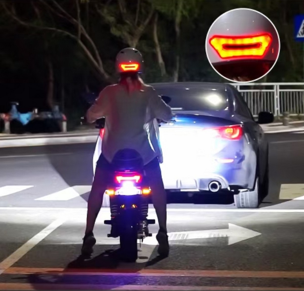 helma s osvětlením motorka