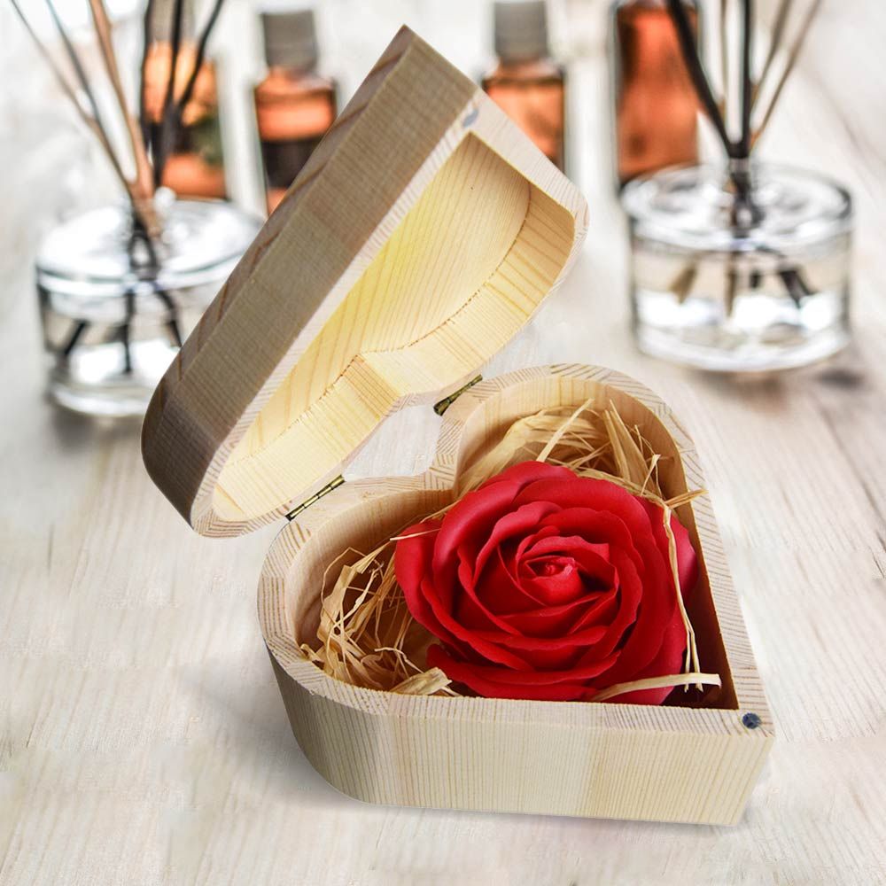 Růže v krabičce - mýdlová růže v luxusní dřevěném obalu ve tvaru srdce