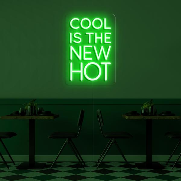 LED neonový 3D nápis na zeď - Cool is the new hot, s rozměry 75 cm