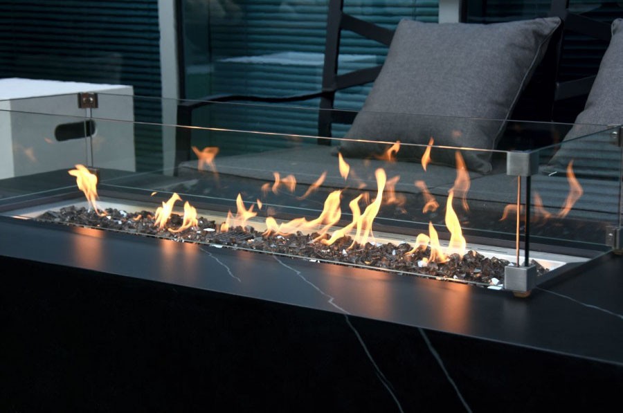 keramický stůl s ohništěm z černého mramoru