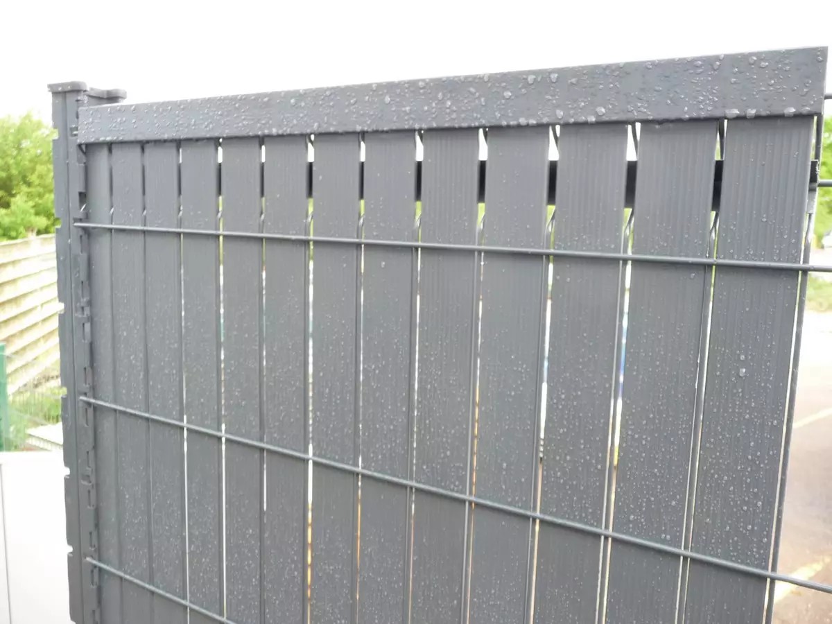 Plastová výplň pletiva a panelů z PVC lišty - 3D pásy do plotů Šedá barva