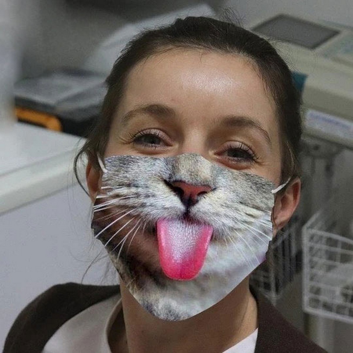 rouška kotě na obličej s jazýčkem