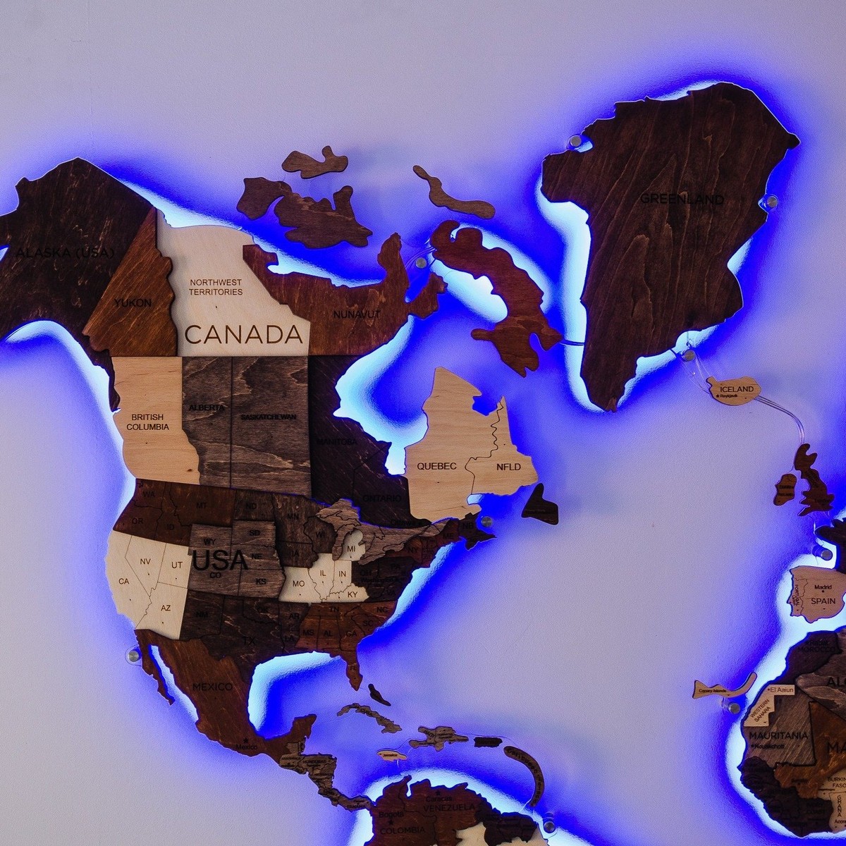 podsvícená mapa světa na stěnu dřevěná