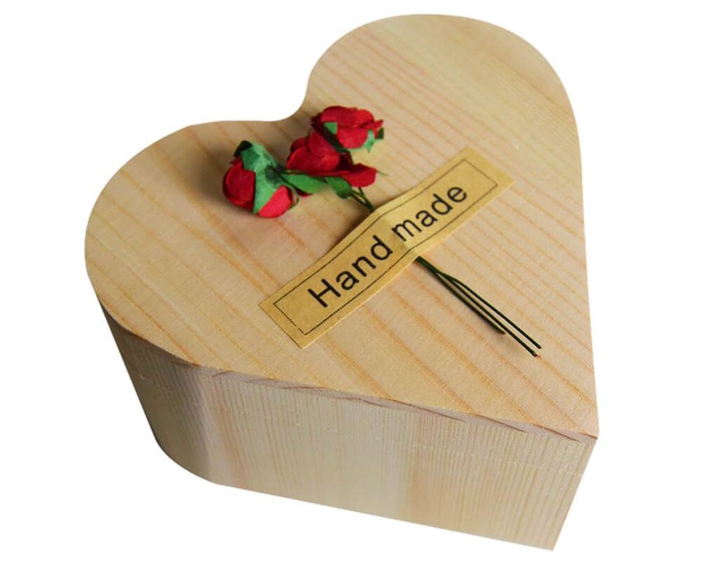 růže v krabičce ve tvaru srdce
