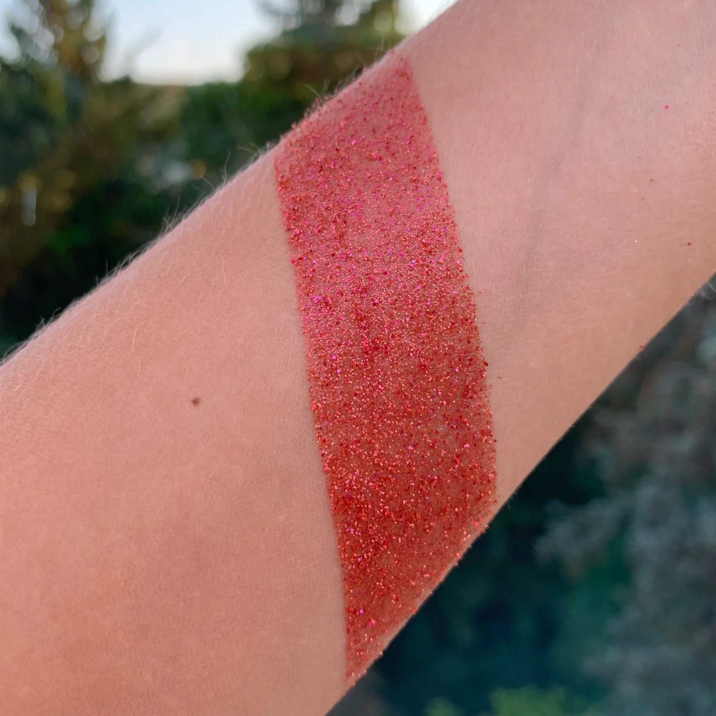 červené ozdoby leskle na tělo ruku glitter