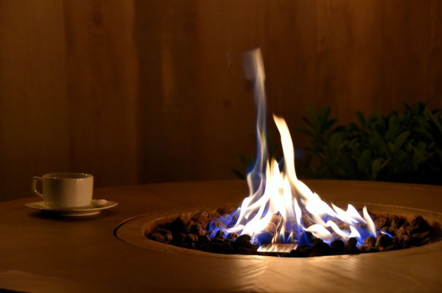 Barový stůl s plynovým ohništěm - design dřevěný sud