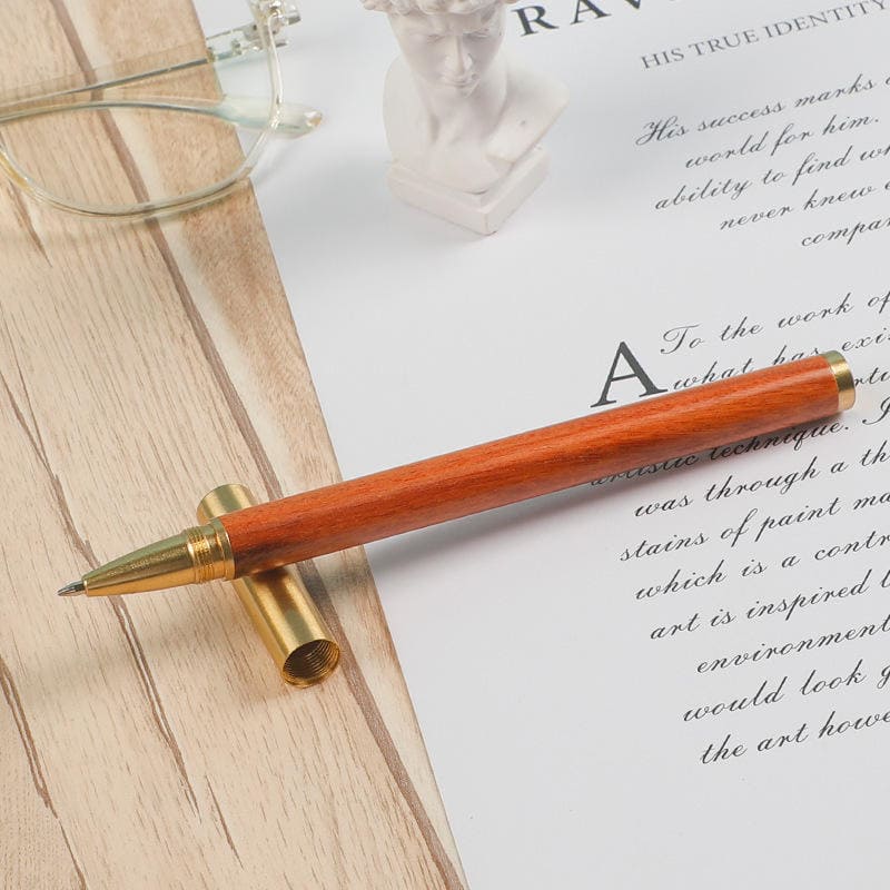 zlaté pero s dřevěným designem