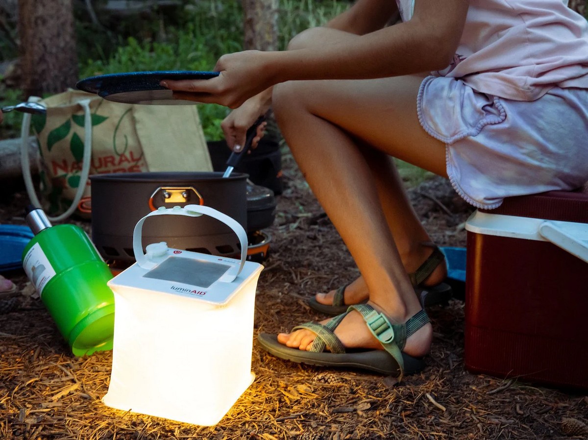 Solarna led lampa outdoor - 2v1 přenosné kempingové světlo + nabíječka