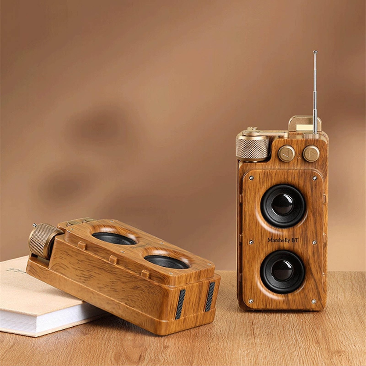 male přenosné retro vintage radio dřevěné