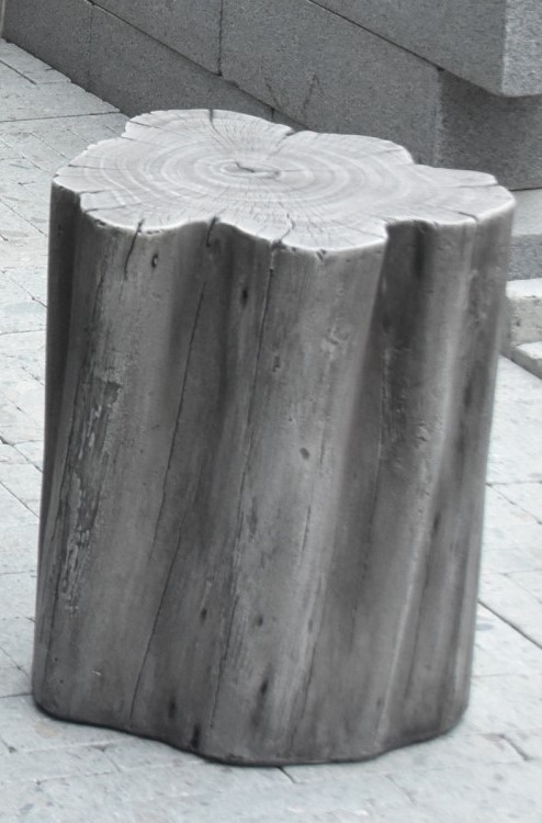 Imitace špalku na sezení z litého betonu