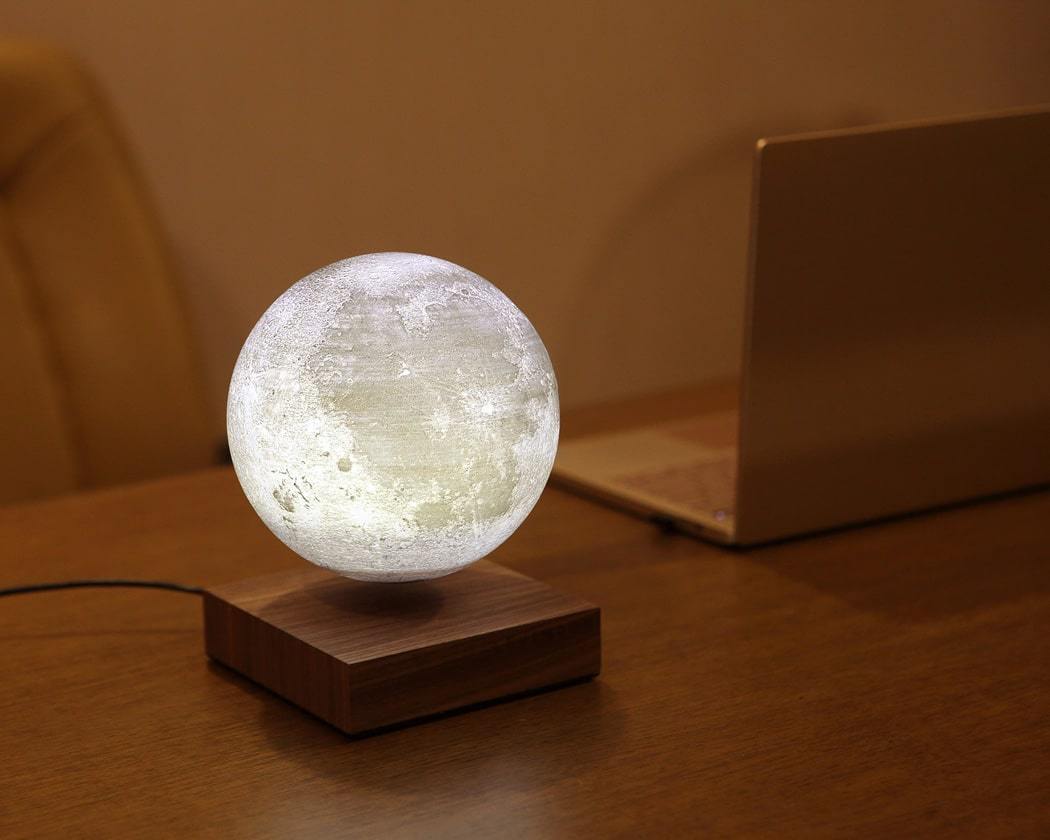 lampa v podobě měsíce