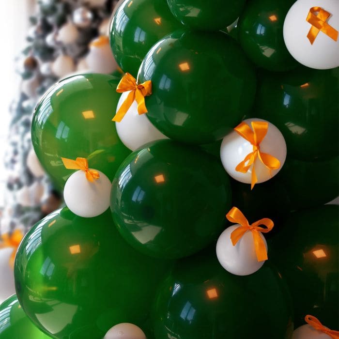 Nafukovací vánoční stromek z balonů