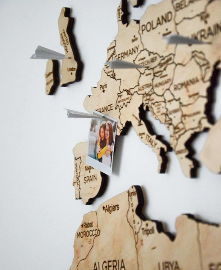 drevena mapa na stěnu push pins letadélka