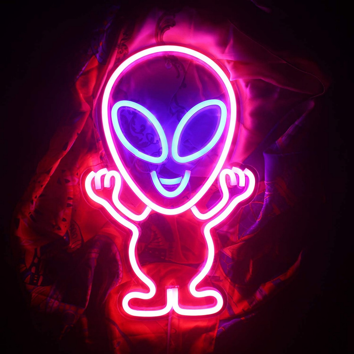 led neonový alien logo svítící na stěnu
